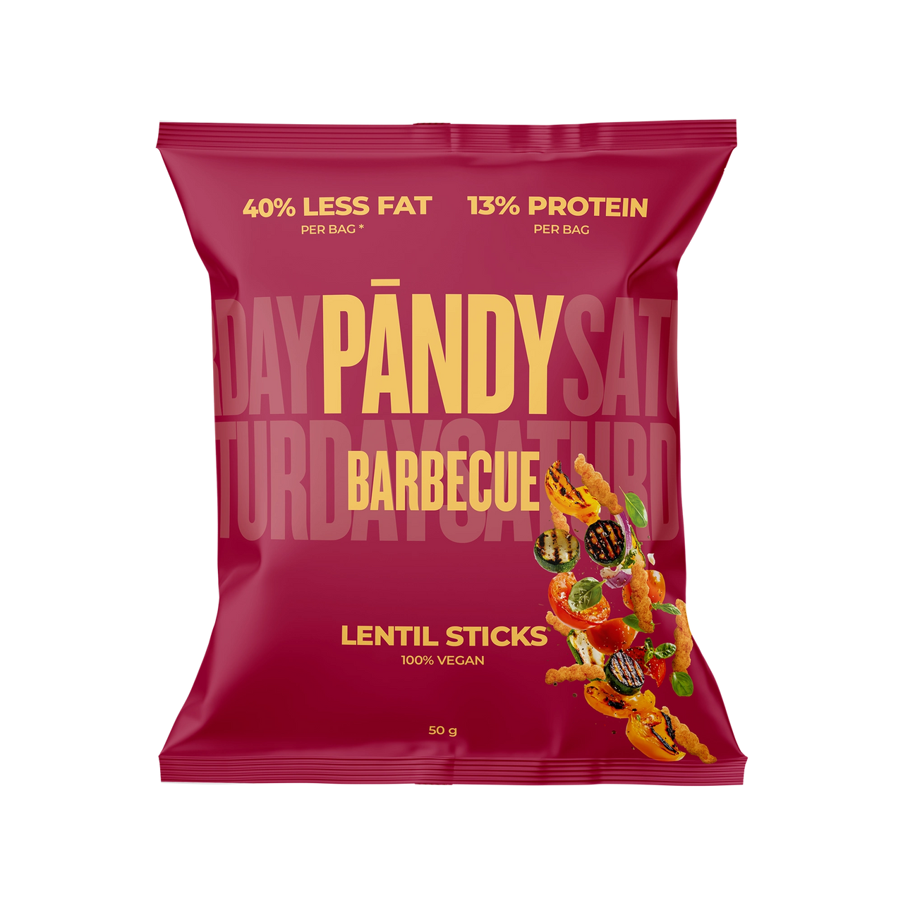Pändy Lentil Sticks Barbecue 50 g tummanpunaisessa pussissa, kuvituksena linssisipsejä ja grillattuja vihanneksia.
