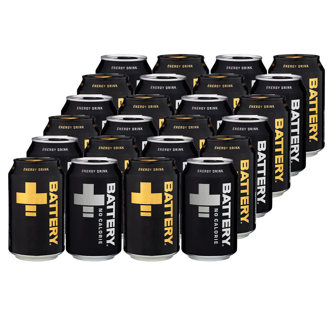 24 x Battery Energy Drink 330 ml Mixflak mustilla tölkeillä, joissa on kultaisia ja hopeisia yksityiskohtia.