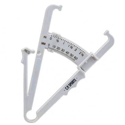 Valkoinen muovinen C.P. Sports Fat Caliper -rasvamitta selkeällä mitta-asteikolla.