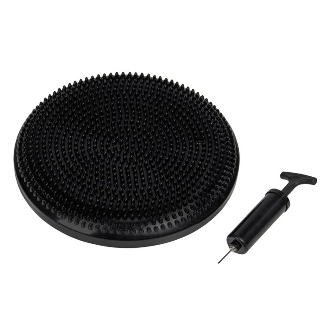 Musta Virtufit Balance Cushion -tasapainotyyny nystyröillä ja mukana tulevalla pumpulla tasapaino- ja vakautusharjoitteluun.