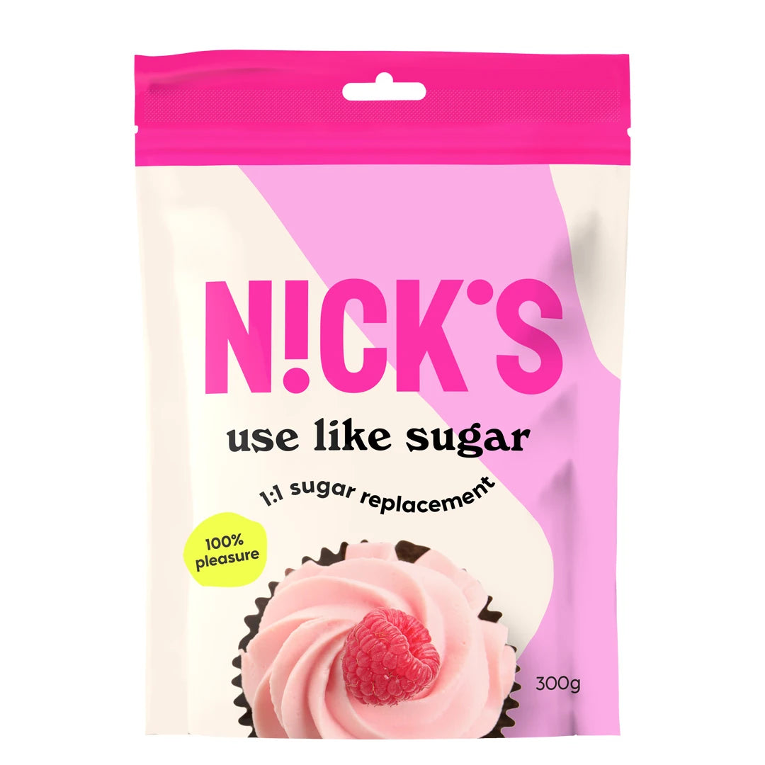Nicks Use Like Sugar 300 g -sokerikorvike valkopinkissä pakkauksessa vadelmakuppikakun kuvalla.