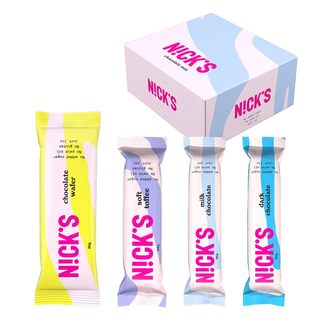 12 x Nicks Chocolate Mix Box, värikäs valikoima sokerittomia suklaapatukoita ja tuotteen pakkauslaatikko.