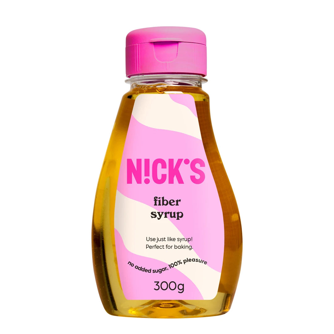 Nicks Fiber Syrup 300 g, kullanvärinen kuitusiirappi läpinäkyvässä muovipullossa, jossa on pinkki korkki ja etiketti.