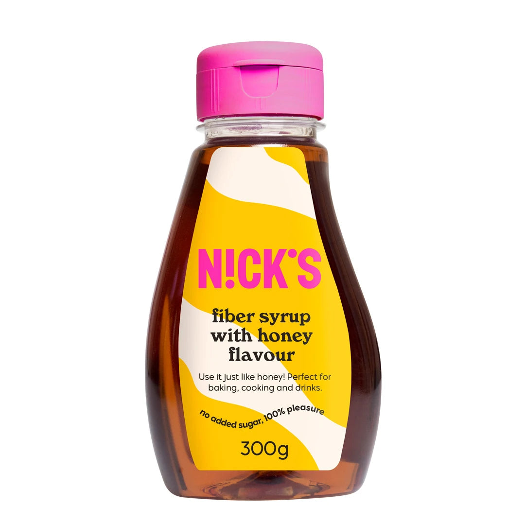 Nicks Fiber Syrup Honey 300 g ilman lisättyä sokeria läpinäkyvässä pullossa, jossa on keltainen etiketti ja vaaleanpunainen korkki.