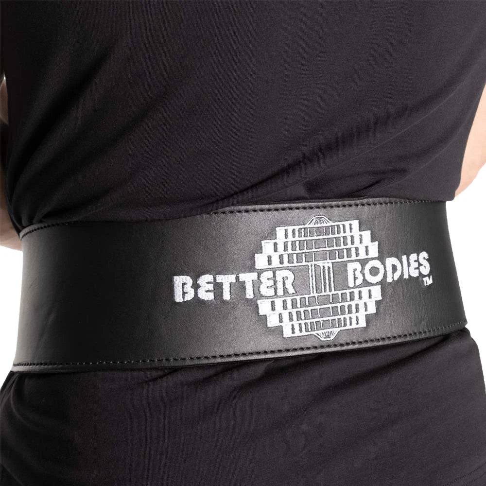 Musta nahkainen Better Bodies BB Lifting Belt Black suurella valkoisella selkälogolla mustapaitaisen henkilön yllä.