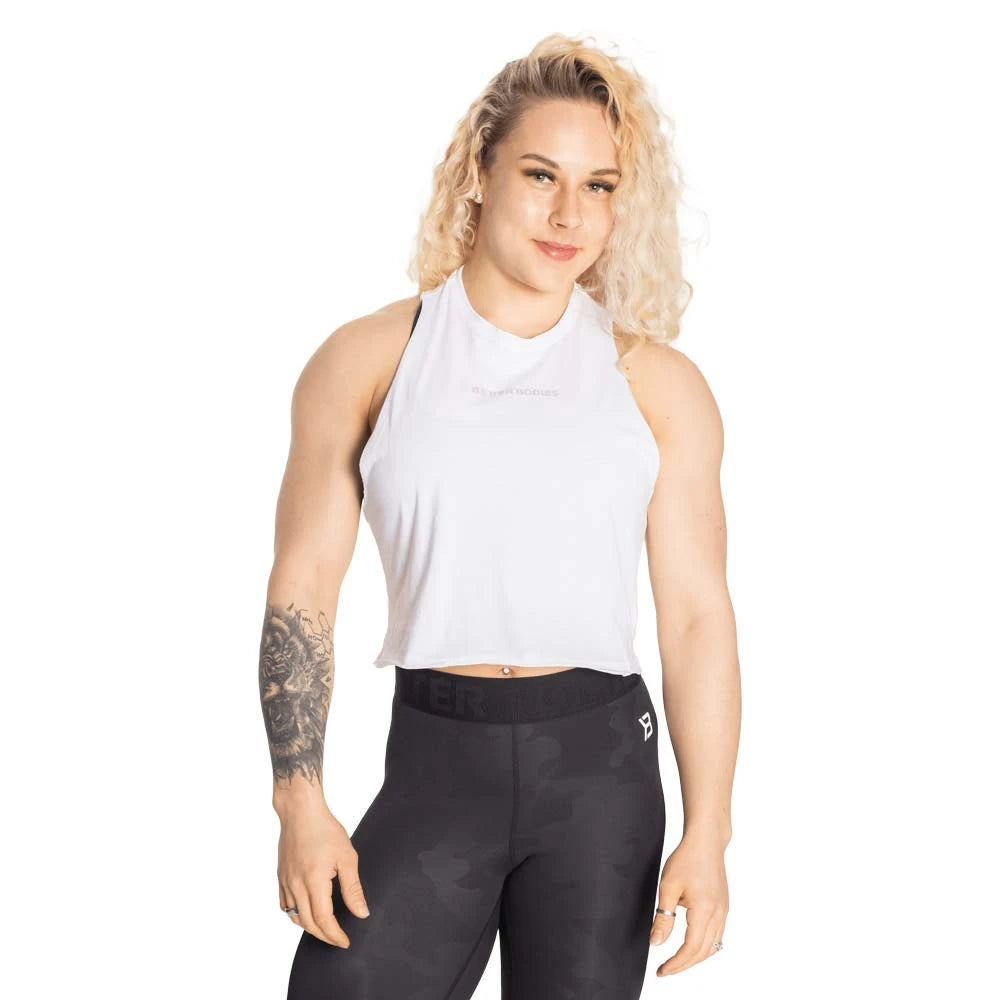 Valkoinen ja cropattu Better Bodies Fluid Loose Racerback White -treenitoppi löysällä istuvuudella naisen yllä., kuva 2/2