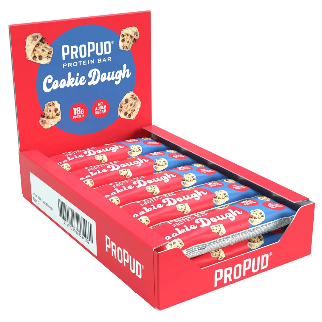 12 x NJIE ProPud Proteinbar 55 g Cookie Dough punaisessa esittelylaatikossa, joka on täynnä sinisiä ja punaisia patukoita.