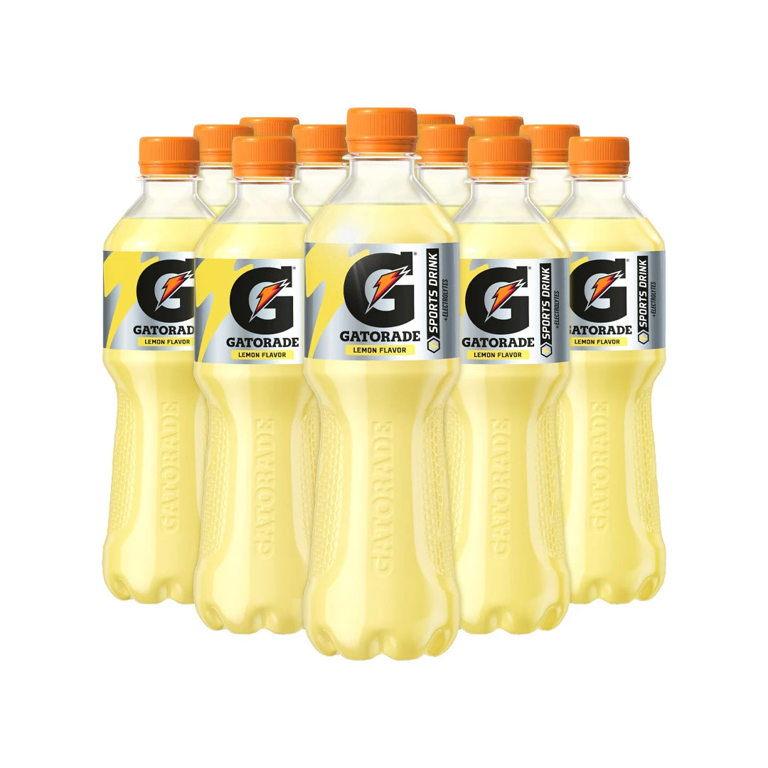 12 x Gatorade 500 ml Lemon läpinäkyvissä muovipulloissa, joissa on keltaista urheilujuomaa, oranssi korkki ja musta teksti.