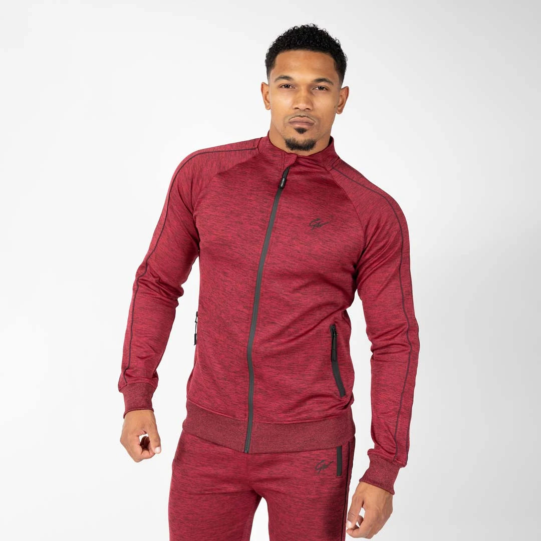 Gorilla Wear Wenden Track Jacket Burgundy Red, joustava viininpunainen treenitakki mustilla yksityiskohdilla miehen yllä., kuva 6/8