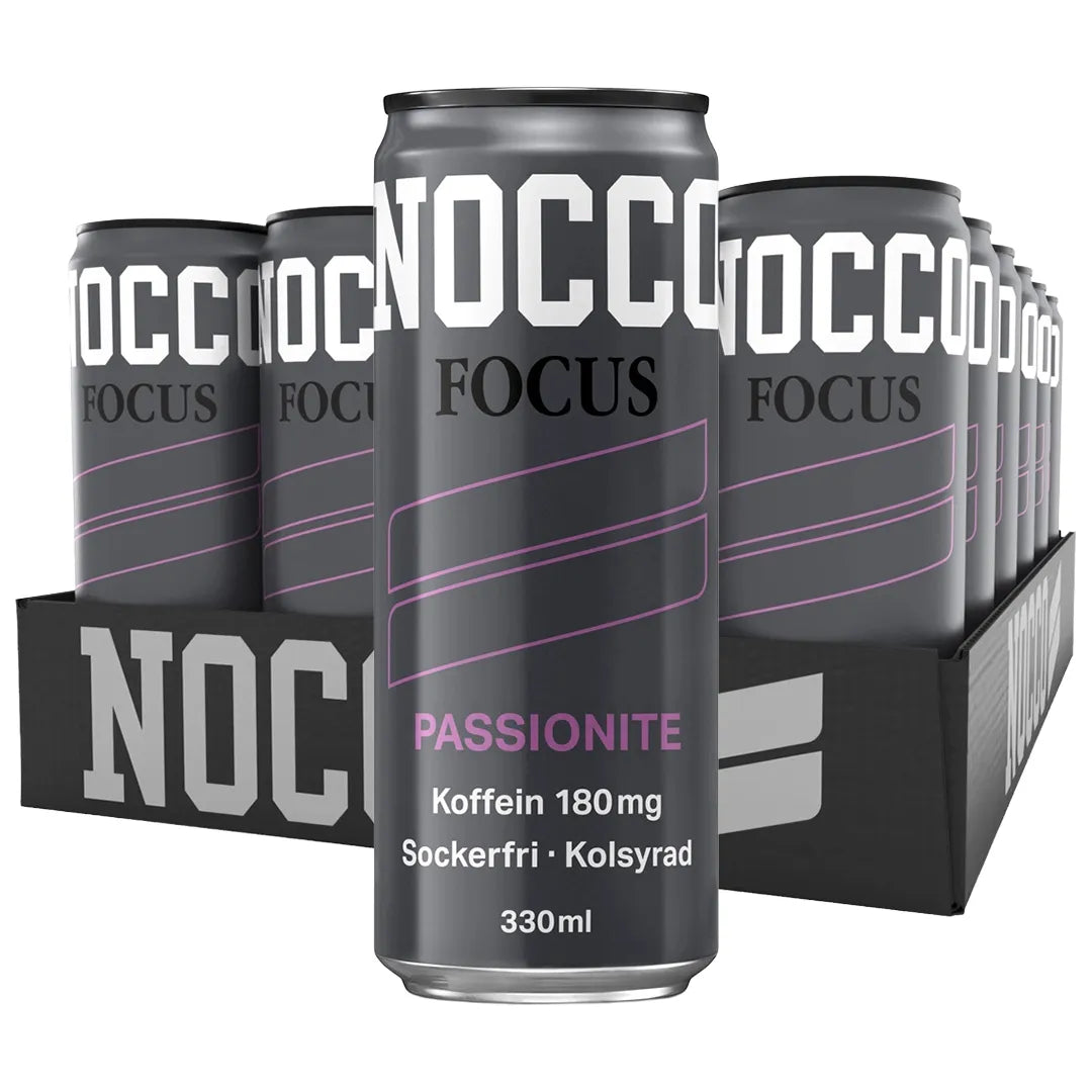 24 x NOCCO Focus 330 ml Passionite mustassa laatikossa tummanharmailla tölkeillä ja vaaleanpunaisilla yksityiskohdilla.