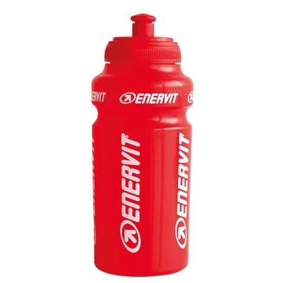 Kirkkaanpunainen Enervit-vesipullo 500 ml valkoisella tekstillä, kätevä urheilupullo pyöräilyyn ja treeniin.