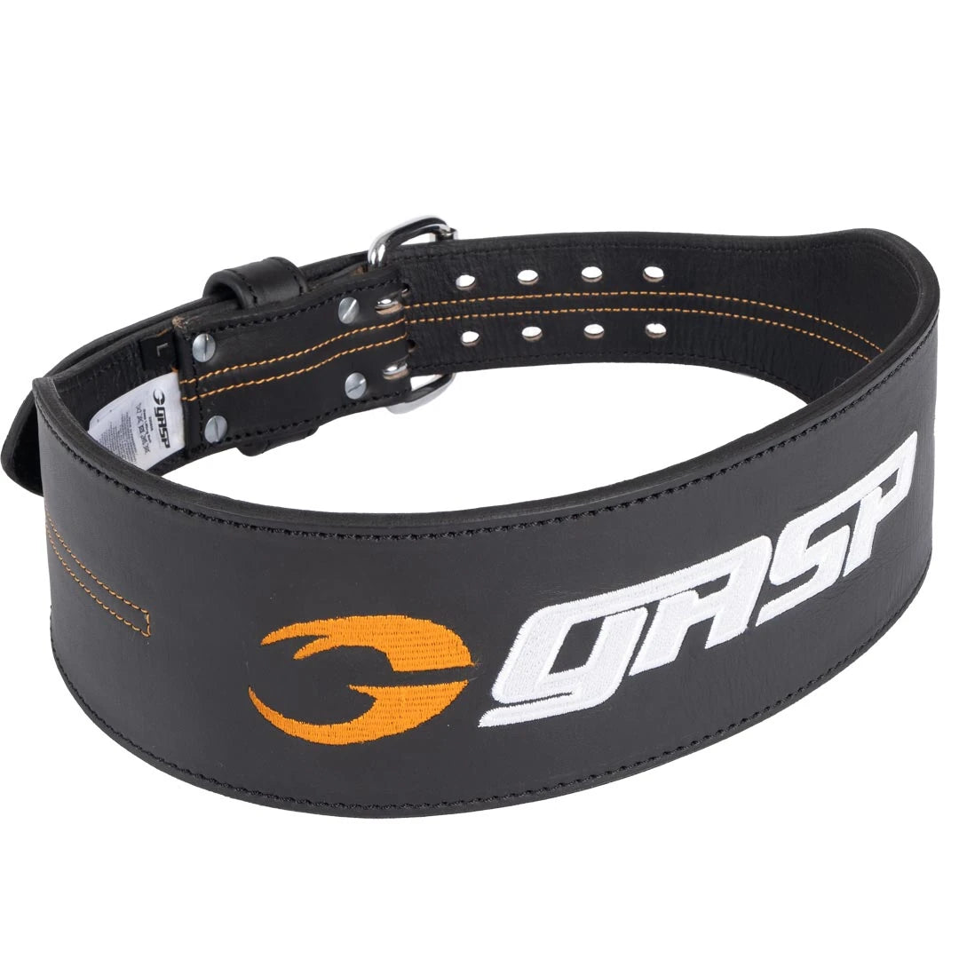 GASP Lifting Belt -treenivyö mustaa nahkaa, jossa suuri brodeerattu logo ja oranssit tikkaukset.