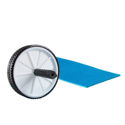 Virtufit Ab Wheel + Mat, mustavalkoinen vatsalihasrulla teksturoiduilla kahvoilla ja sininen polvimatto.