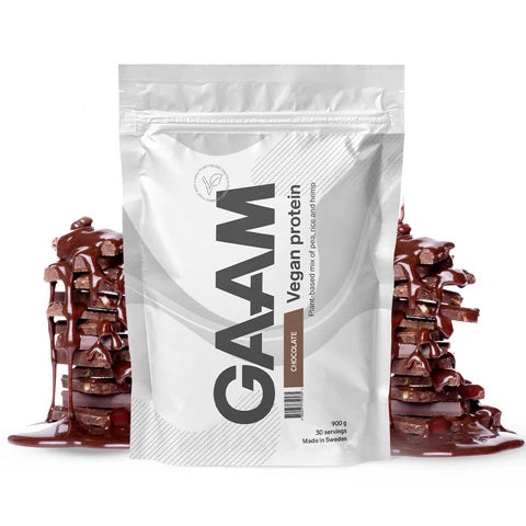 GAAM Vegan Protein 900 g -vegaaninen proteiinijauhe valkoisessa pussissa, makuna suklaa, ympärillä suklaapaloja.