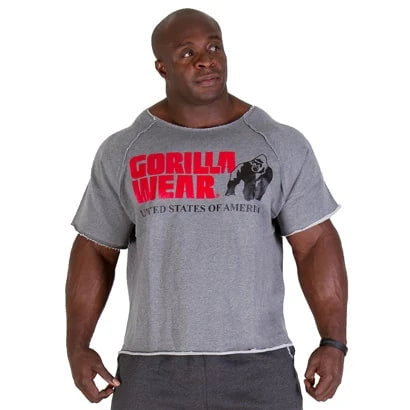 Gorilla Wear Classic Workout Top Grey -treenipaita miehen yllä, tilava harmaa malli ja suuri punainen logo., kuva 3/3