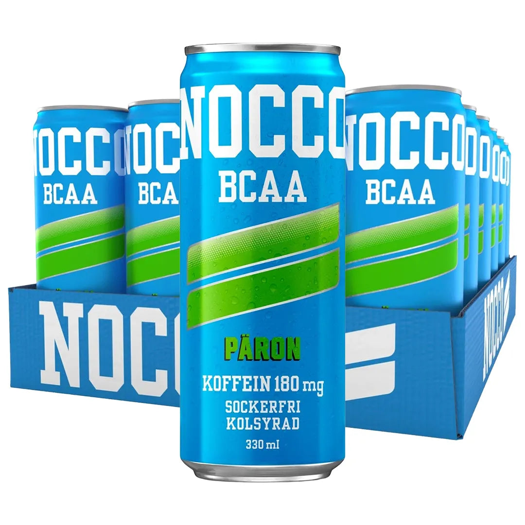 24 x NOCCO Päron 330 ml sinisessä laatikossa vaaleansinisiä energiajuomatölkkejä vihreillä raidoilla.