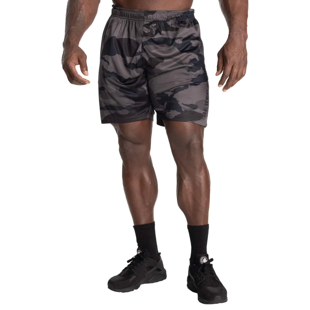 Miesten Better Bodies Loose Function Shorts Dark Camo -treenishortsit tummalla maastokuviolla ja löysällä istuvuudella., kuva 3/6