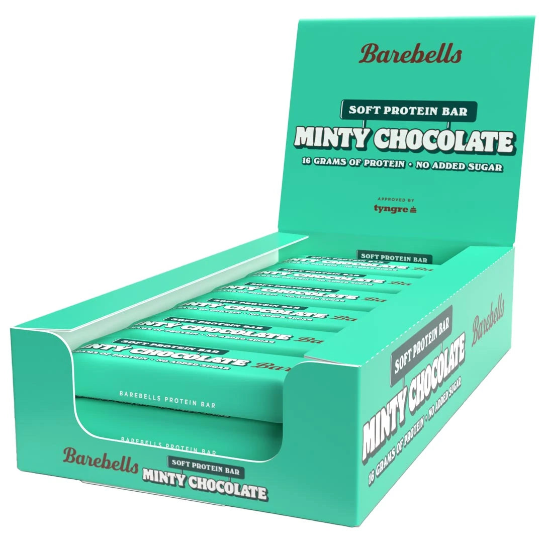 12 x Barebells Soft Bar 55 g Minty Chocolate turkoosissa laatikossa, jossa on pakattuja proteiinipatukoita.