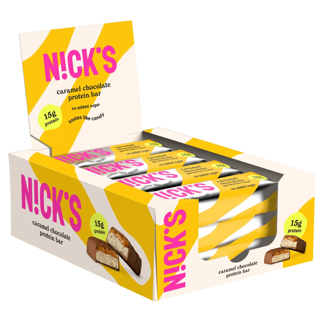 12 x NICKS Soft bar 50 g Caramel Chocolate kelta-valkoisessa pakkauksessa, jossa on proteiinipatukoita.