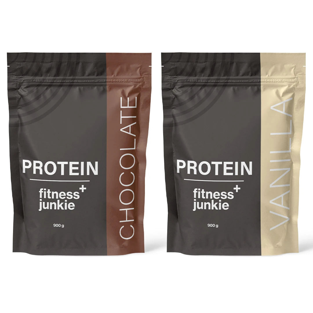2 x fitnessjunkie Protein 900 g -heraproteiini kahdessa tummassa pussissa, makuna Chocolate ja Vanilla.