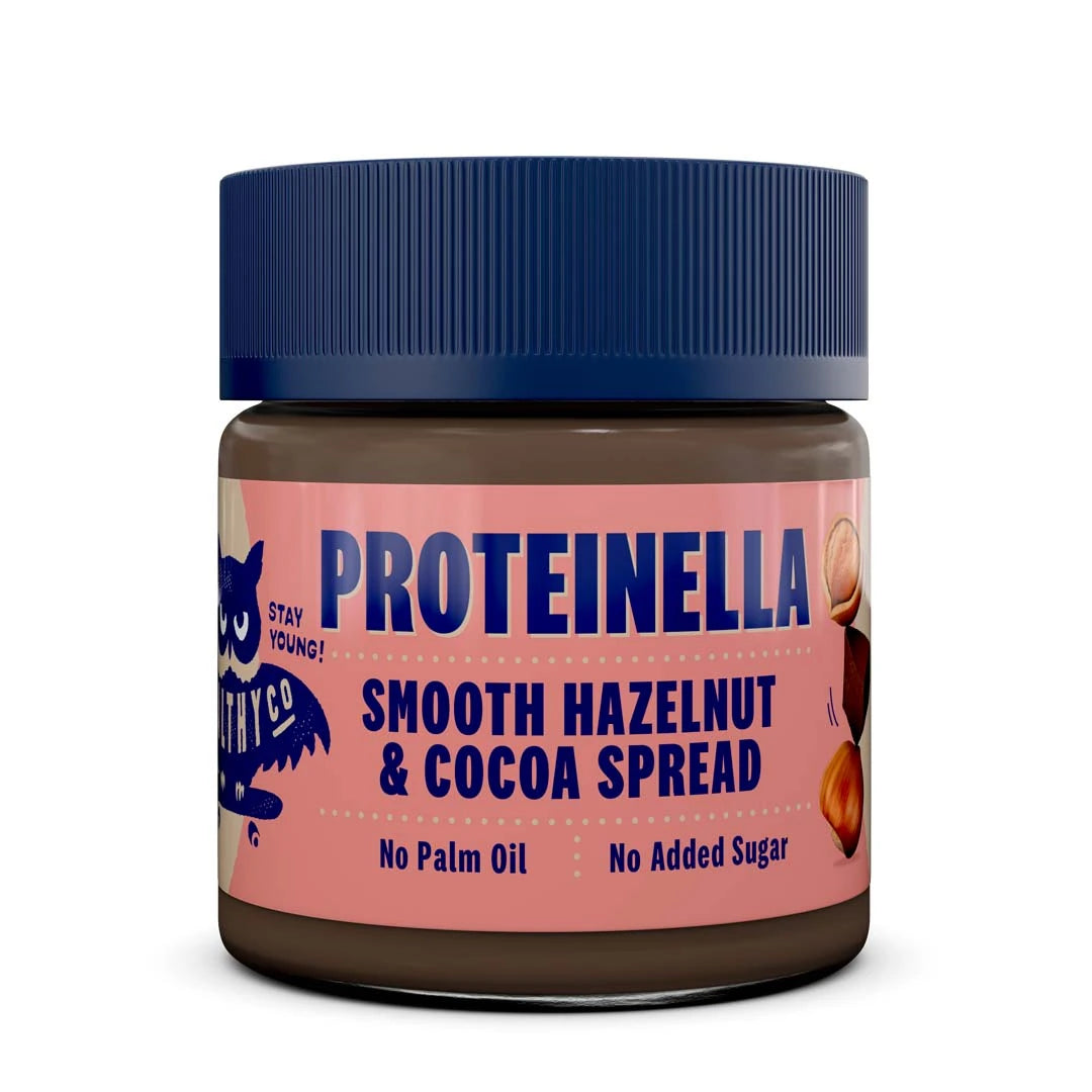 HealthyCo Proteinella 200 g -pähkinälevite maussa Hazelnut, purkissa vaaleanpunaisella etiketillä ja sinisellä kannella.