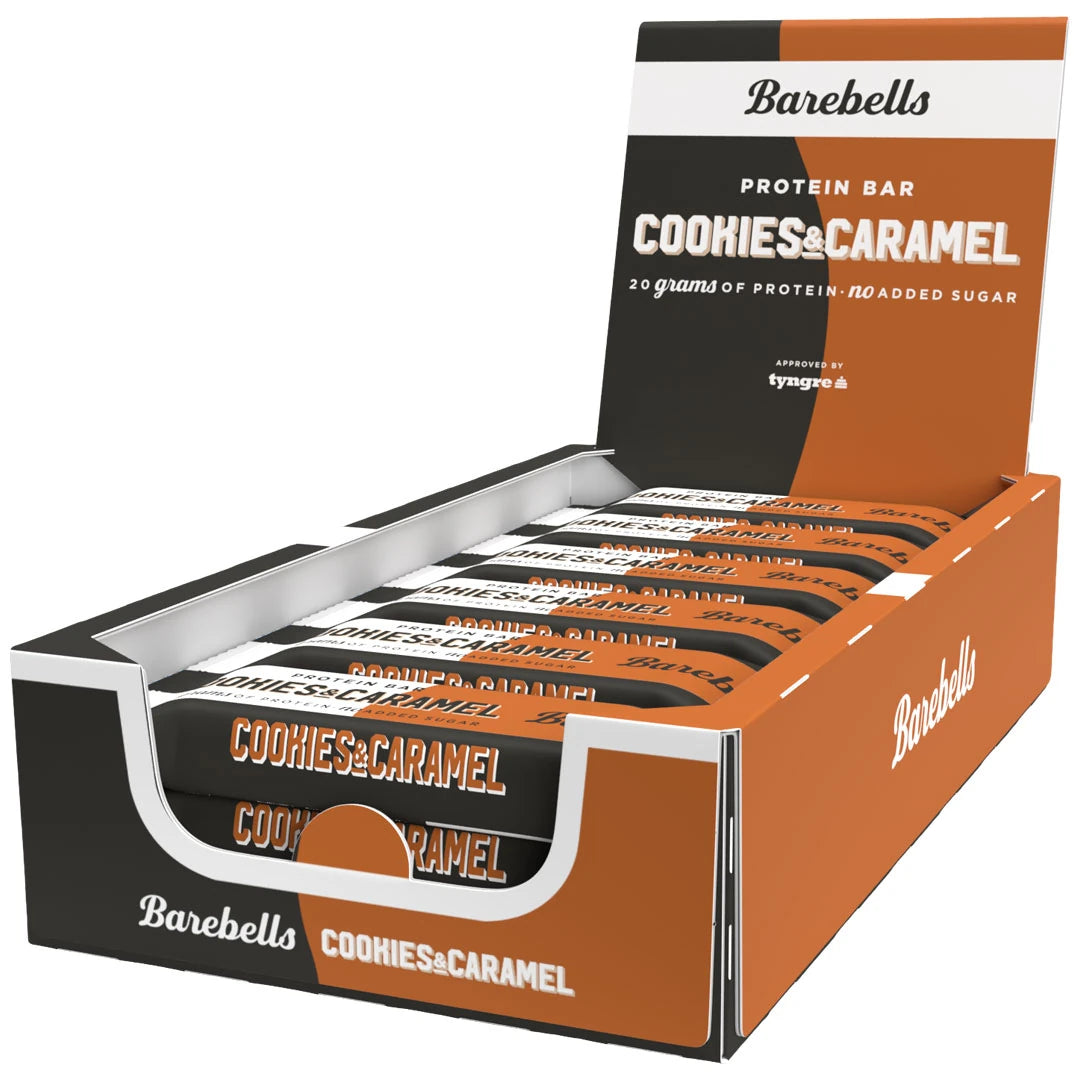 12 x Barebells Protein Bar 55 g Cookies & Caramel ruskea-mustassa esittelylaatikossa täynnä proteiinipatukoita.