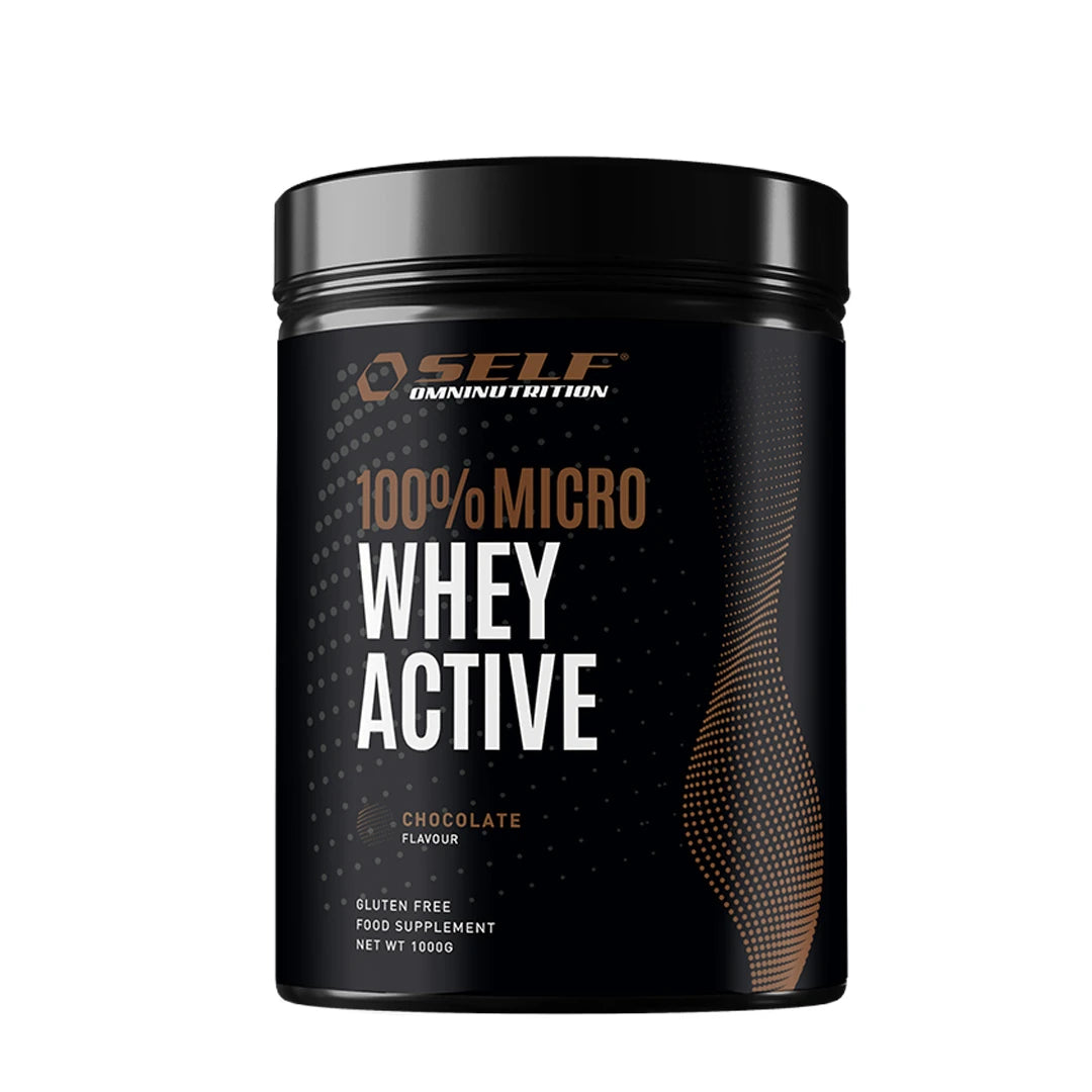 Mustaan purkkiin pakattu Self Omninutrition 100% Micro Whey Active 1 kg -proteiinijauhe, jossa on suklaan maku.