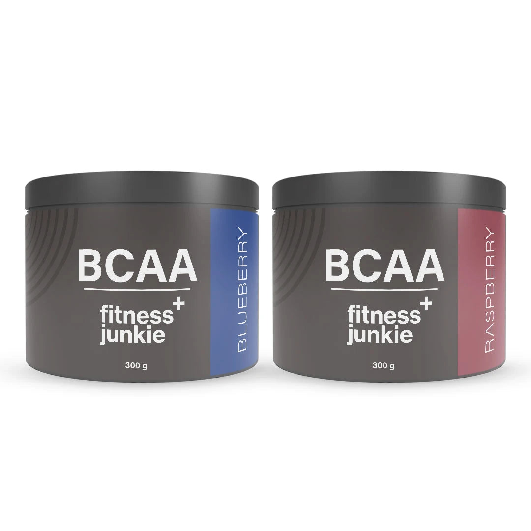 2 x fitnessjunkie BCAA 300 g -aminohappoja kahdessa tummanharmaassa purkissa, makuna Blueberry ja Raspberry.