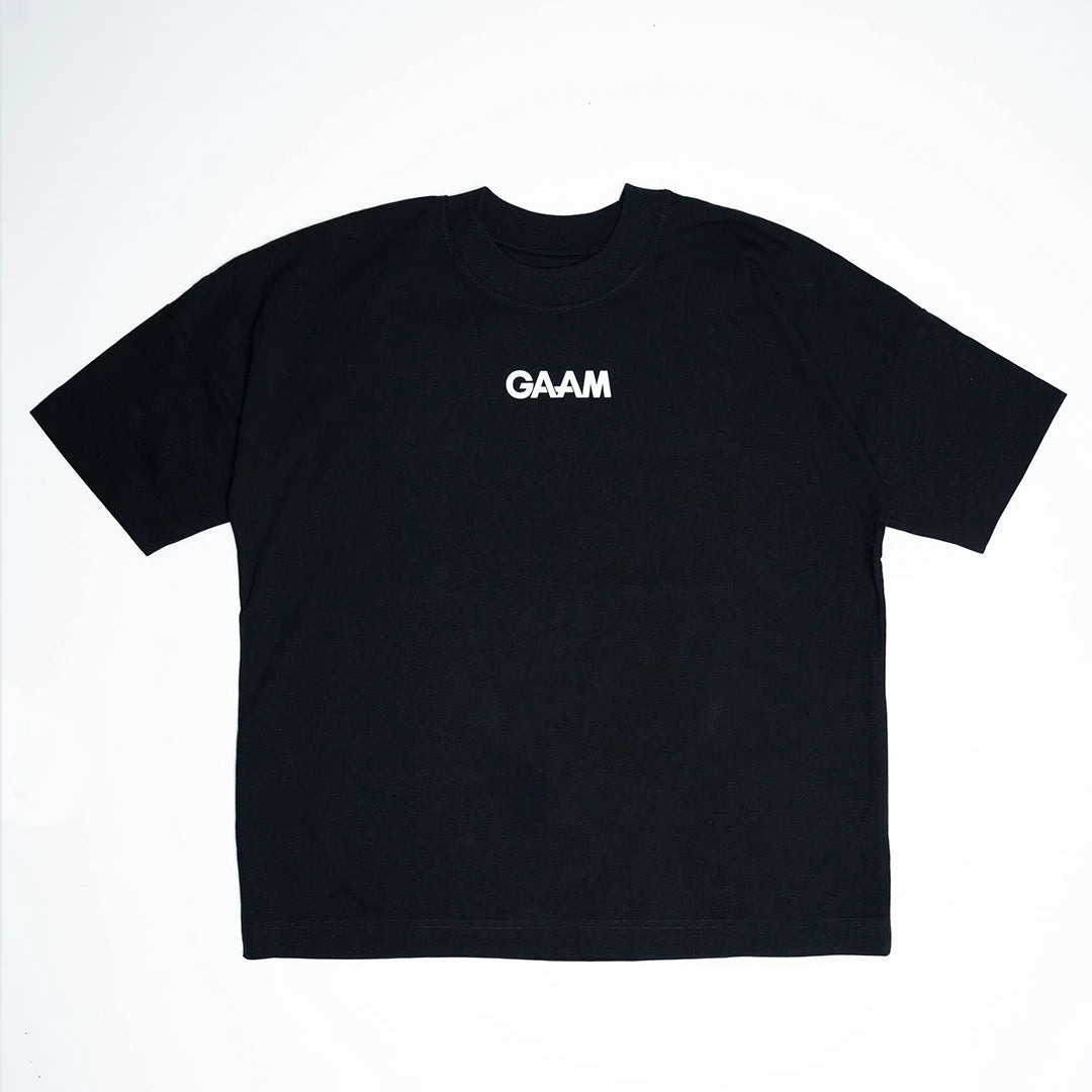 GAAM Oversize T-shirt Black on 100 % puuvillainen musta t-paita, jonka rinnassa on keskitetty valkoinen logo., kuva 1/1