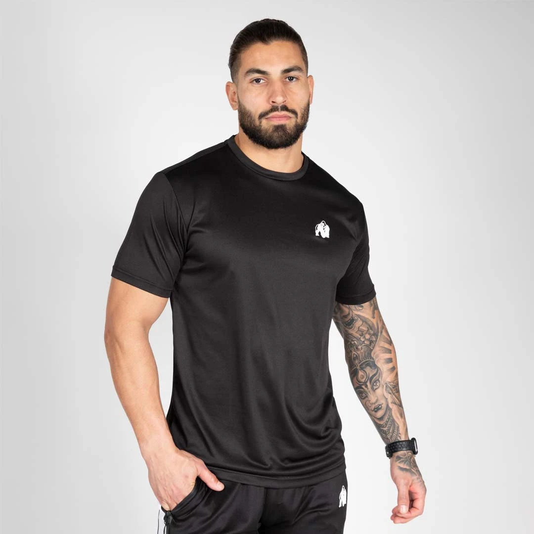 Musta polyesterinen Gorilla Wear Fargo T-Shirt Black -treenipaita valkoisella logolla miehen yllä., kuva 1/2