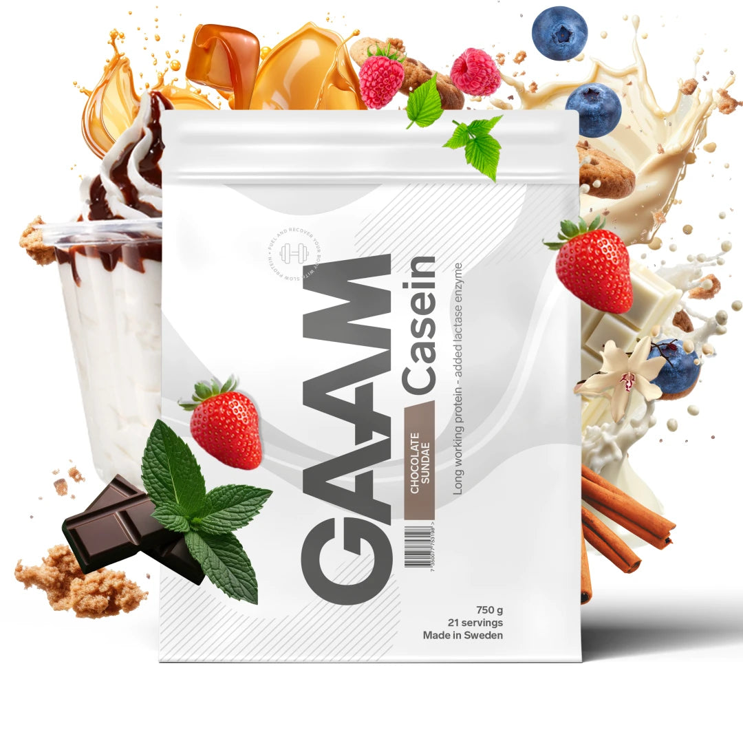 GAAM Casein 750 g -kaseiiniproteiini valkoisessa pussissa, makuna Chocolate Sundae, ympärillään suklaata ja marjoja.