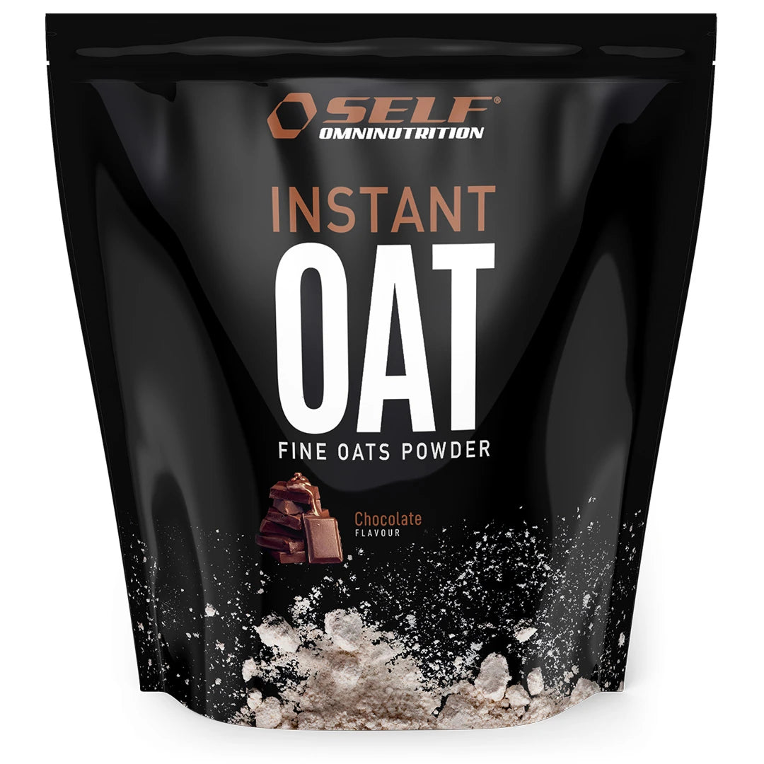 Self Omninutrition Instant Oat 1 kg -hienojakoista kaurajauhoa mustassa pussissa, jossa on suklaapalojen kuvitus maulle Chocolate.