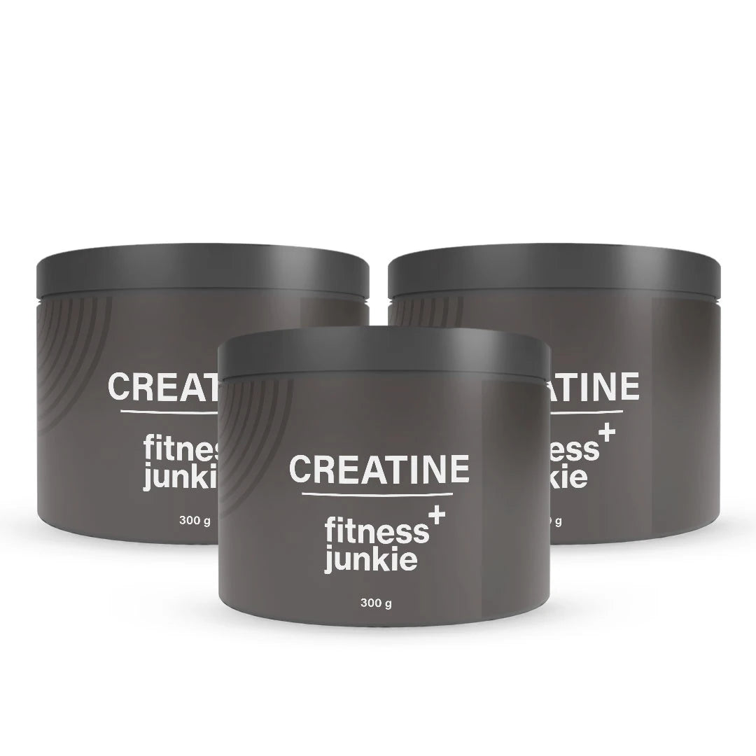 3 x fitnessjunkie Creatine 300 g -kreatiini kolmessa tummanharmaassa purkissa valkoisella tekstillä.