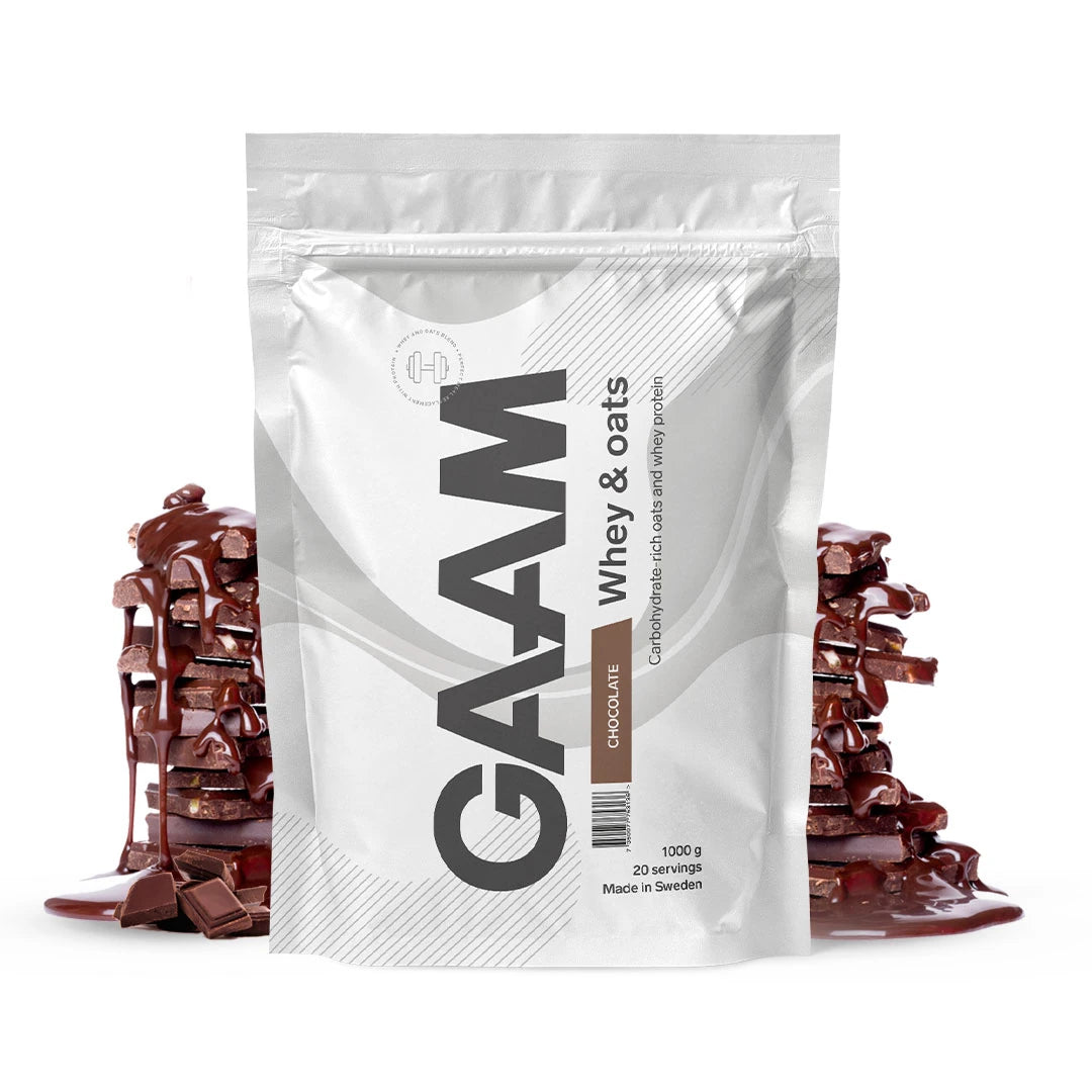 GAAM Whey & Oats 1 kg -proteiinijauhe valkoisessa pussissa, makuna Chocolate, ympärillä suklaapaloja.