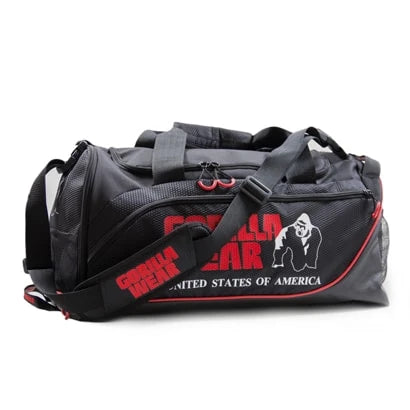 Musta Gorilla Wear Jerome Gym Bag kestävästä polyesteristä punaisilla logoilla ja kantokahvoilla.