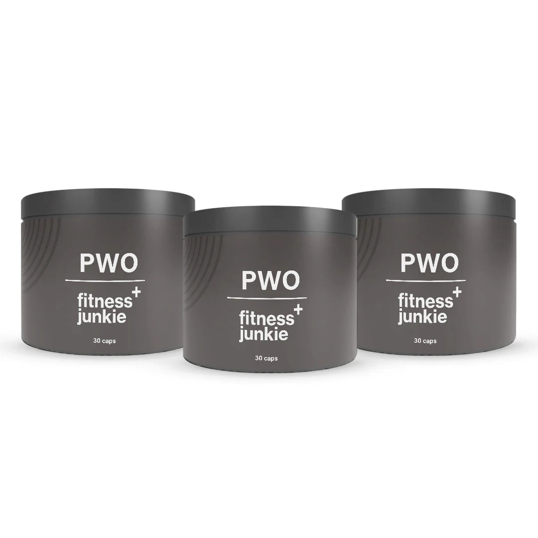 3 x fitnessjunkie PWO 30 caps kolmessa tummanharmaassa purkissa mustilla kansilla ja valkoisella tekstillä.