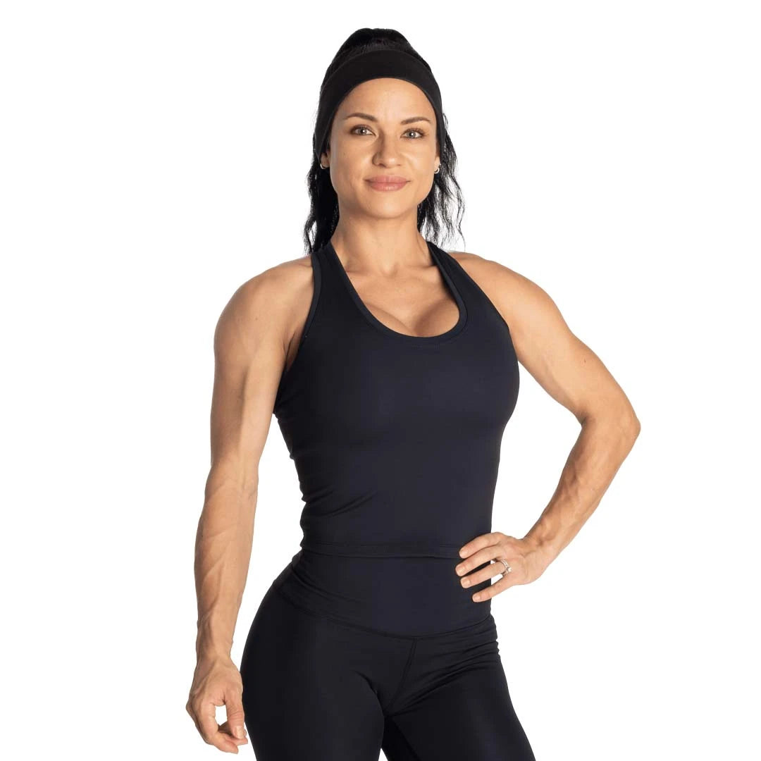 Better Bodies Core Crop T-back Black, lyhyt musta treenitoppi kapealla istuvuudella mallin yllä., kuva 3/5