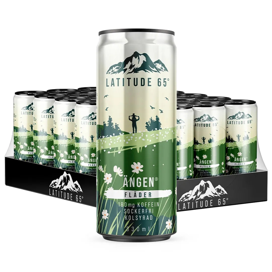 24 x Latitude 65 330 ml Ängen - Fläder mustalla lavalla, täynnä vihreä-beigejä luontokuvioisia tölkkejä.