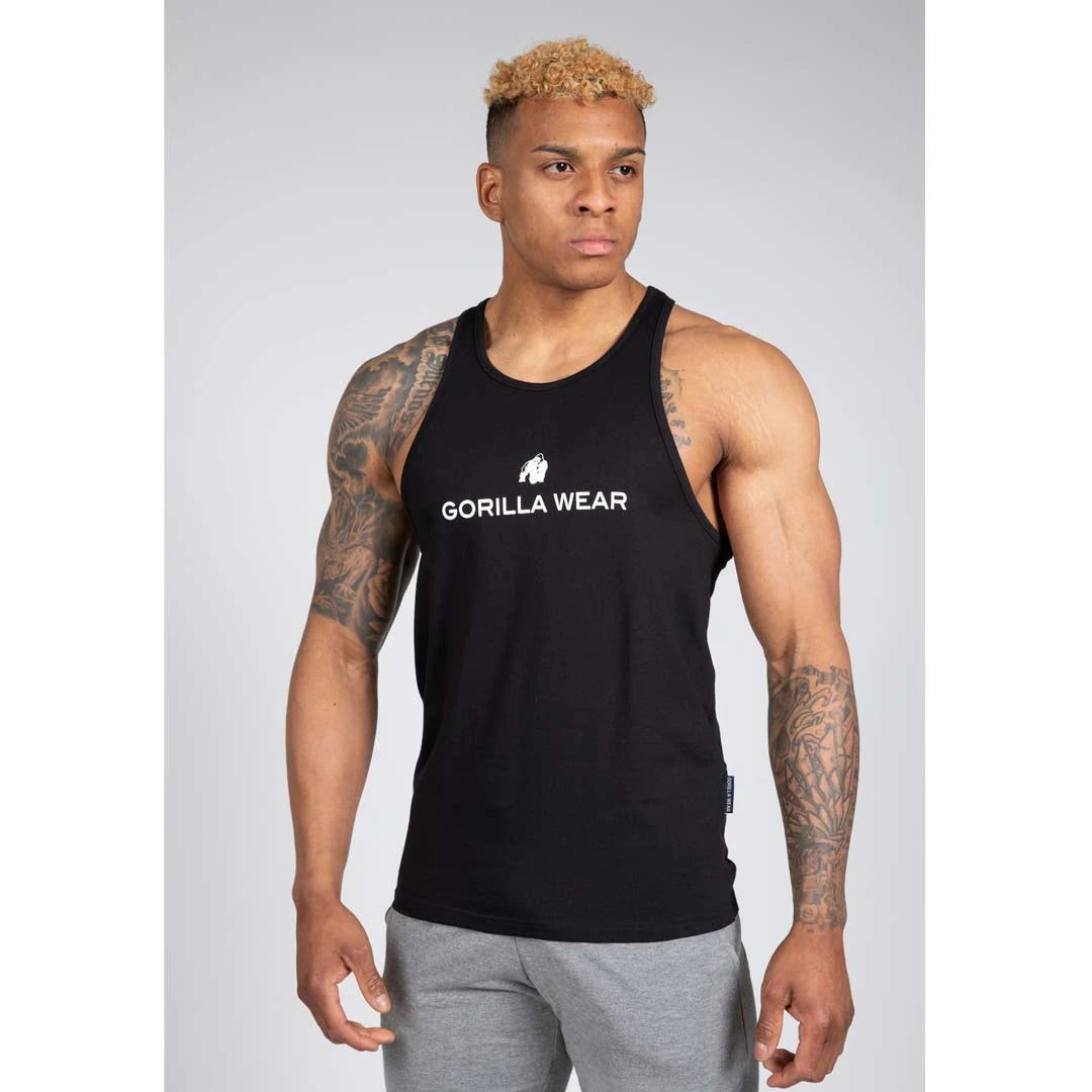 Gorilla Wear Carter Stretch Tank Top Black on musta joustopuuvillainen treenitoppi valkoisella logolla miehen yllä., kuva 2/8