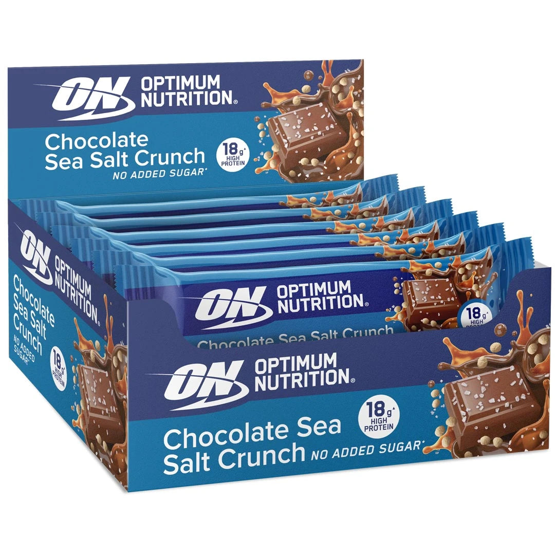 12 x Optimum Nutrition Chocolate Protein Bar 55 g Sea Salt Crunch sinisessä laatikossa suklaa- ja kinuskiyksityiskohdin.