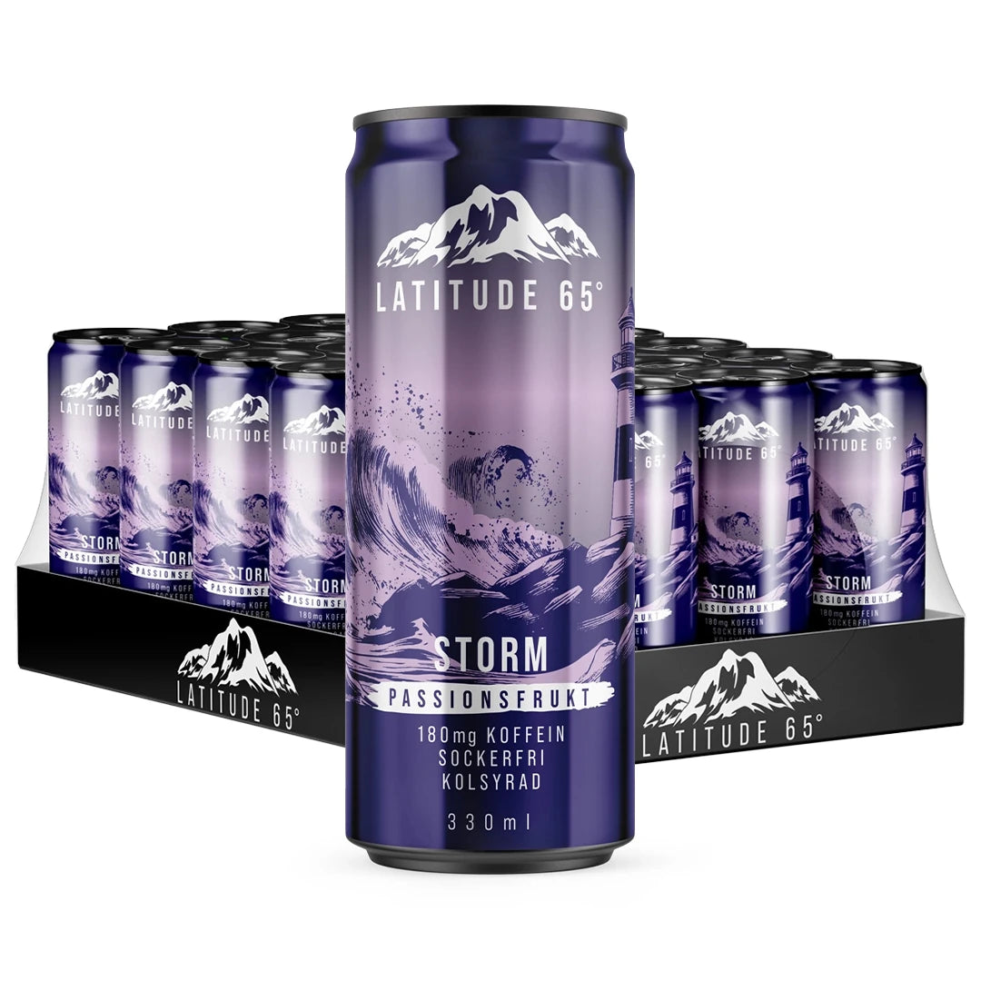24 x Latitude 65 330 ml Storm - Passionsfrukt -energiajuomaa violetissa tölkeissä, joissa on myrskykuvio, pakattuna alustalle.