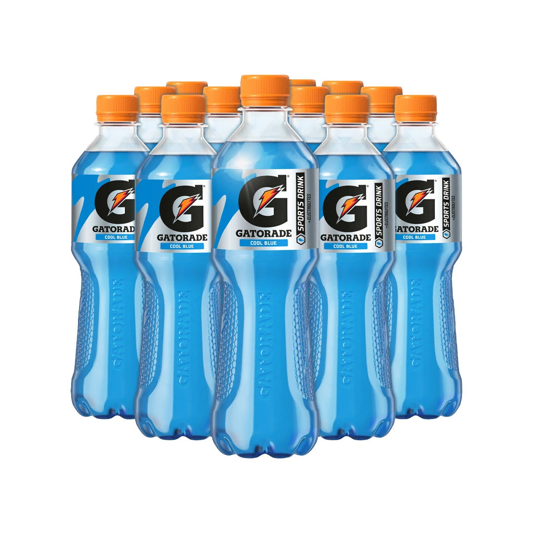 12 x Gatorade 500 ml Cool Blue -urheilujuoma läpinäkyvissä muovipulloissa, joissa on sinistä nestettä ja oranssi korkki.