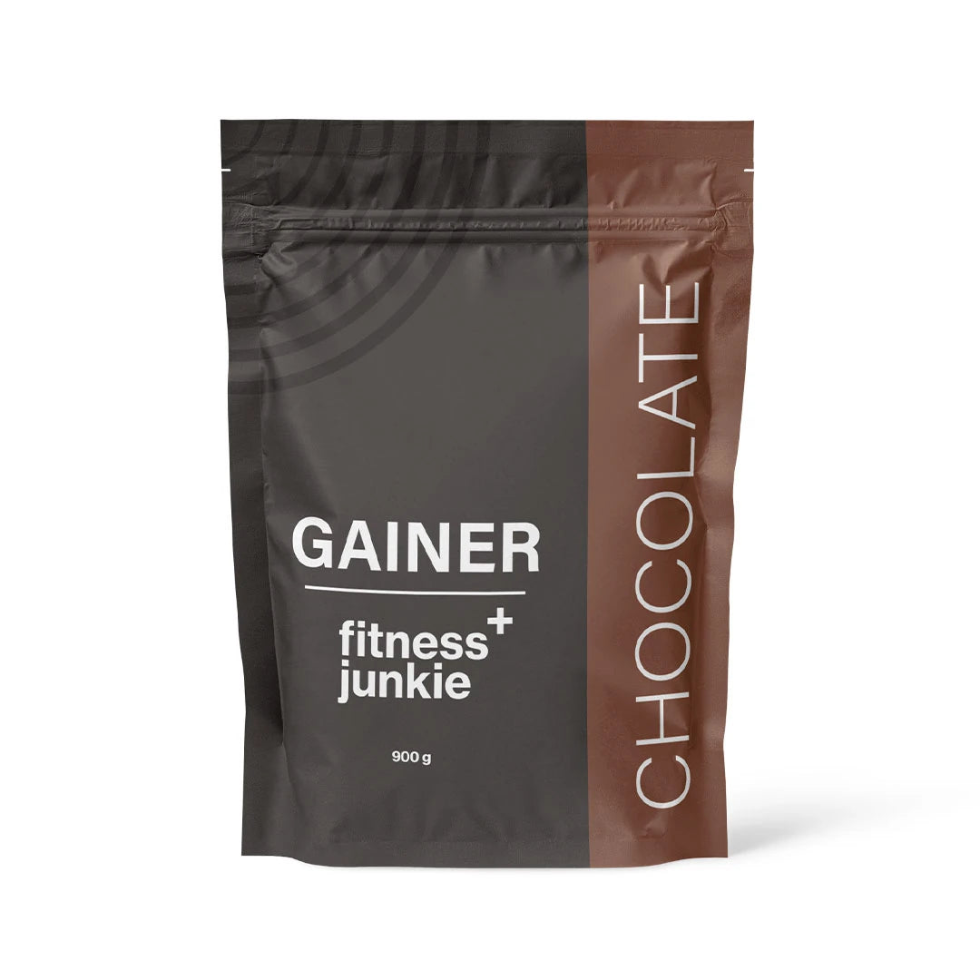 fitnessjunkie Gainer 900 g -jauhe tummanharmaassa ja ruskeassa pussissa, makuna Chocolate.
