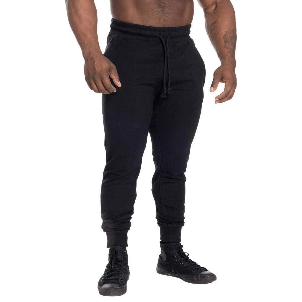 GASP Tapered Joggers Black -mustat treenihousut kapenevalla lahkeella ja vyötärönauhalla mallin yllä., kuva 2/2