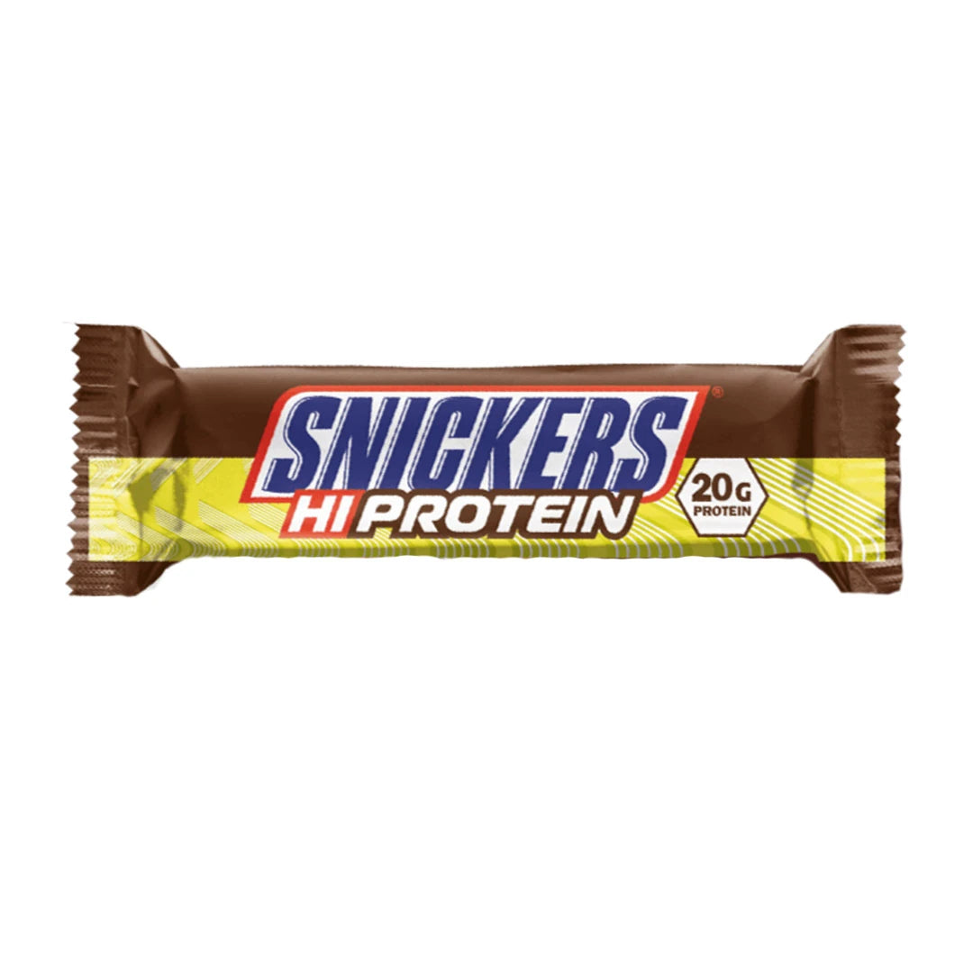 Snickers Hi Protein Bar 55 g -suklaaproteiinipatukka ruskeassa kääreessä, jossa on keltainen raita ja punainen teksti.