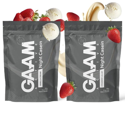 2 x GAAM Active Night Casein 750 g kahdessa tummanharmaassa pussissa, joita ympäröivät tuoreet mansikat ja vaniljajäätelö.