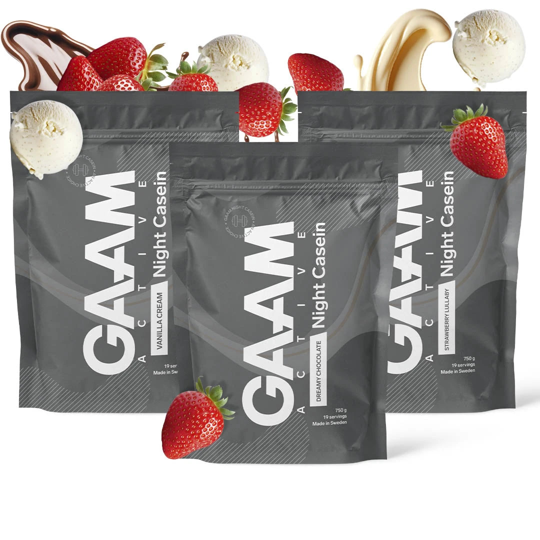 3 x GAAM Active Night Casein 750 g tummanharmaissa pusseissa tuoreiden mansikoiden, suklaan ja vaniljan ympäröimänä.