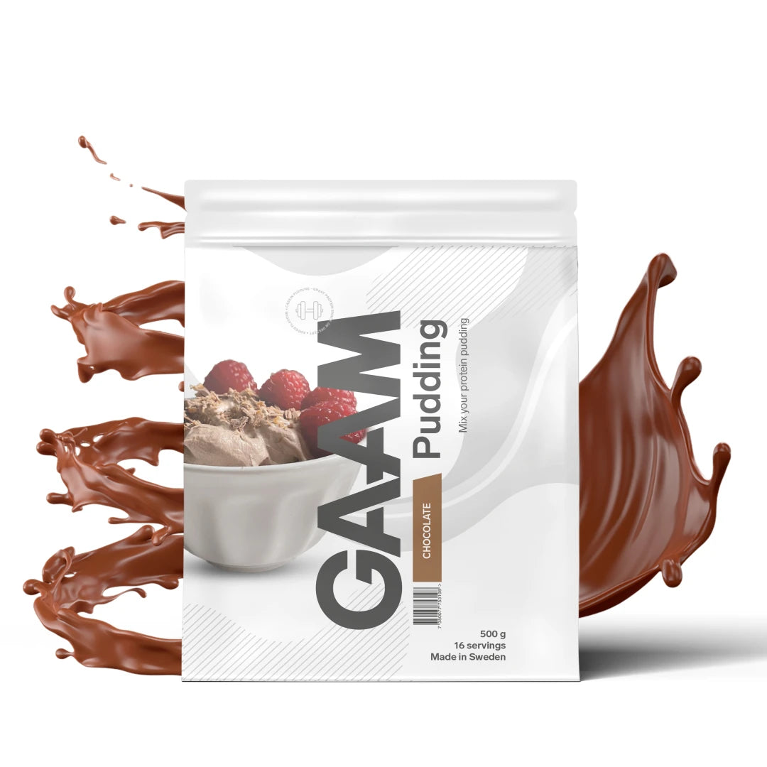 Valkoinen pussi GAAM Pudding 500 g -proteiinivanukasjauhetta makuna Chocolate, ympärillä suklaaroiskeita.