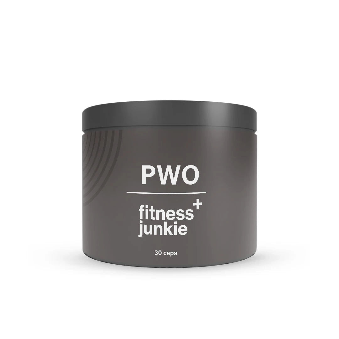 fitnessjunkie PWO 30 caps tummanharmaassa purkissa, jossa on valkoinen teksti ja tyylikäs muotoilu.