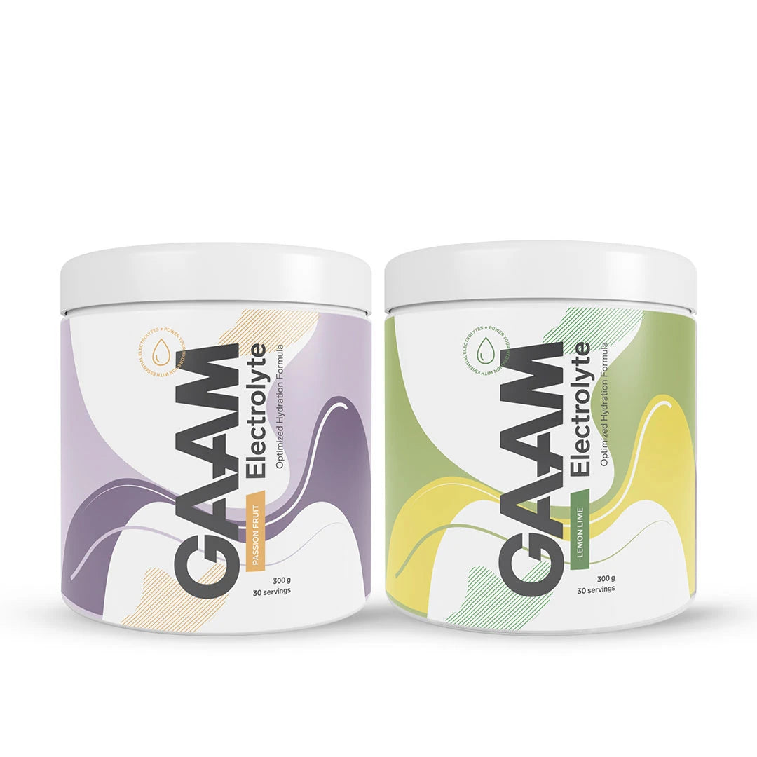 2 x GAAM Electrolyte 300 g kahdessa valkoisessa purkissa, joissa on liiloja ja vihreitä yksityiskohtia, makuina Passion Fruit ja Lemon Lime.